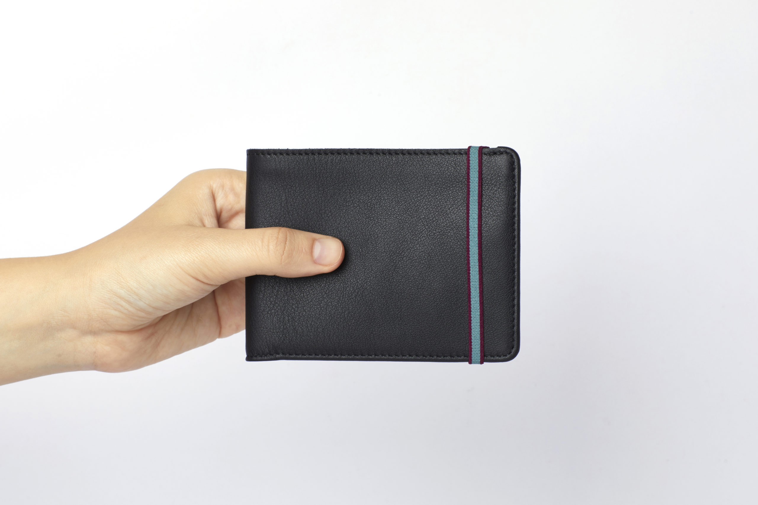 la902-noir-black-minimalist-wallet-hand Black Minimalist Wallet by Carré Royal Hand (LA902-Noir)