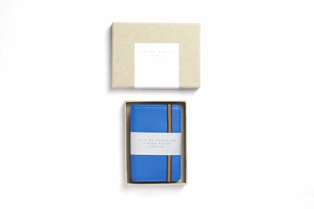 Porte-cartes bleu ciel en cuir de taurillon par Carré Royal dans sa boîte (LA024 Bleu Ciel)