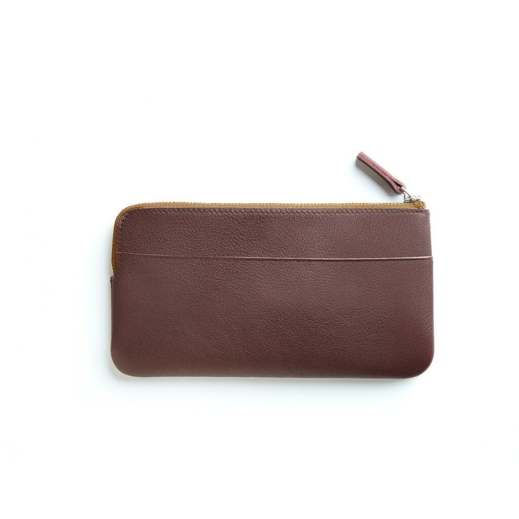 Pochette bordeaux en cuir par Carré Royal vue de dos (AT305 Bordeaux)