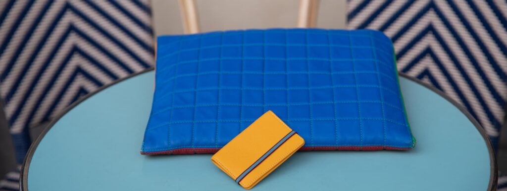 Étui pour ordinateur portable et porte-cartes en cuir. Disponible en noir, jaune, orange, rouge, bleu, marine, kaki, bordeaux et bleu.
